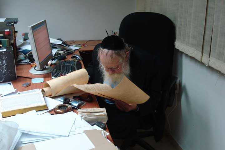 Rav Steinsaltz signing the scroll 2