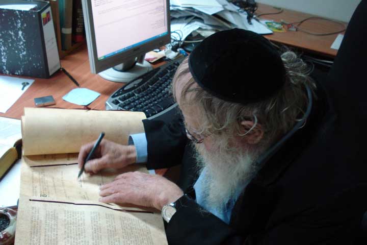 Rav Steinsaltz signing the scroll 3